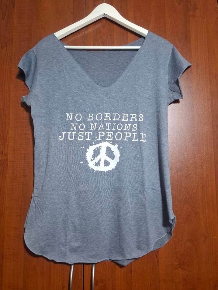 V Yaka Gri Yazı Baskılı Kadın Tişört - Görsel 5