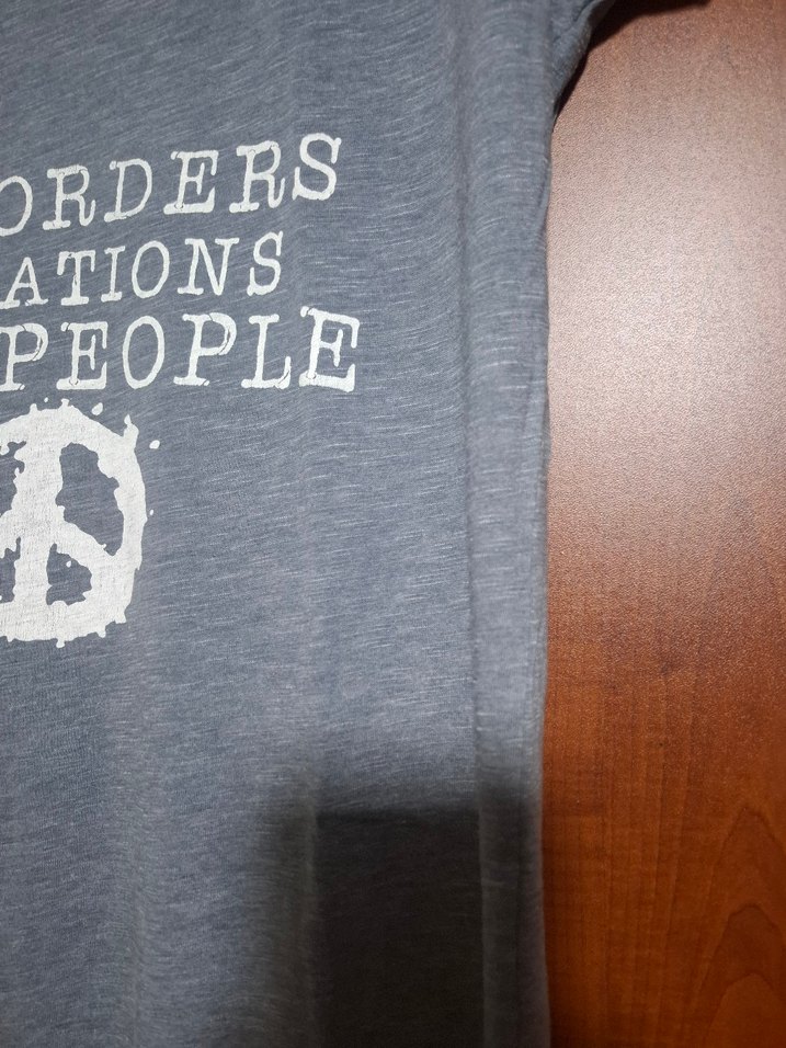 V Yaka Gri Yazı Baskılı Kadın Tişört - Görsel 3