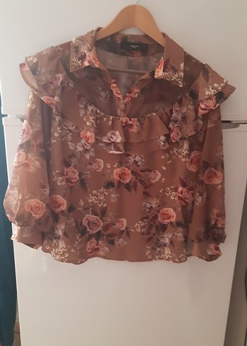 Kahverengi Çiçek Desenli Volanlı Kadın Bluz