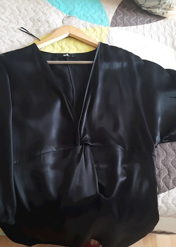 Siyah V Yaka Dökümlü Kadın Bluz - Görsel 3