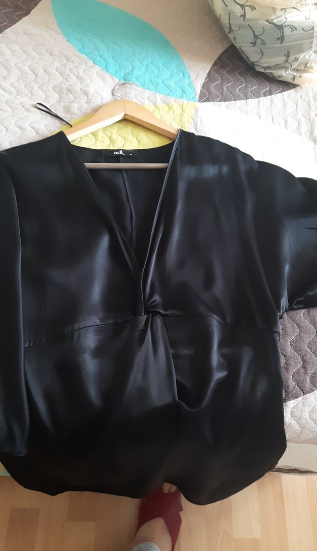 Siyah V Yaka Dökümlü Kadın Bluz - Görsel 3