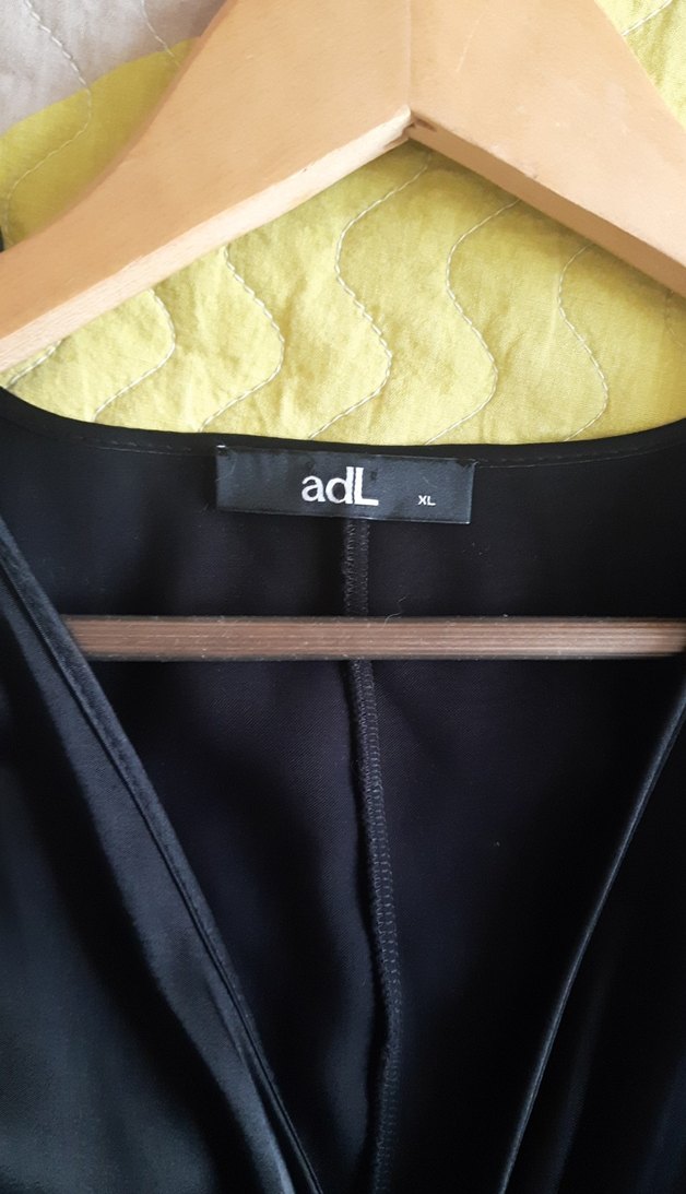 Siyah V Yaka Dökümlü Kadın Bluz - Görsel 4