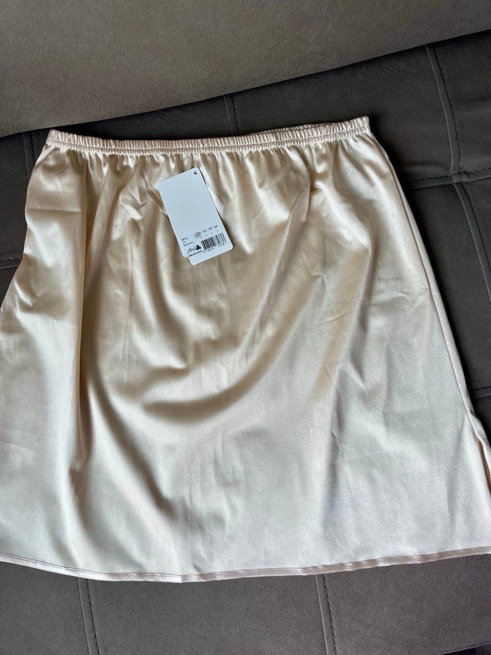 Saten Görünümlü Bej jüpon - Görsel 4