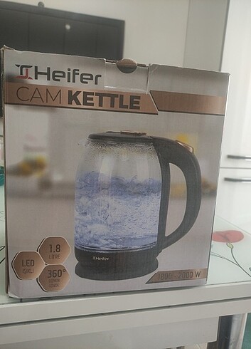 Cam kattle, hediye geldi, paketiyle duruyor.