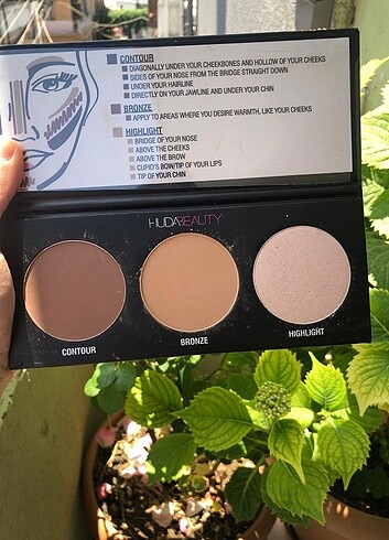 Huda Beauty Kontur aydinlatici