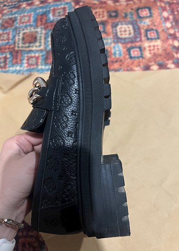 Kadın Siyah Yılan Desenli Zincir Detaylı Loafer - Görsel 5