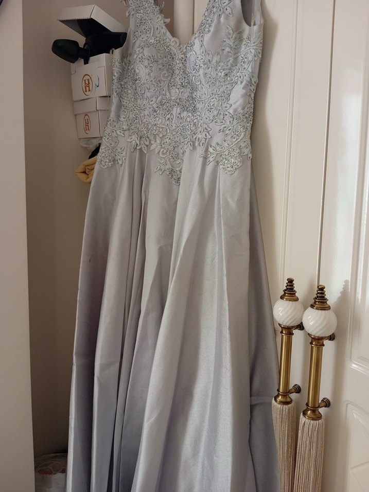 Gri V Yakalı Nakışlı Uzun Abiye Elbise - Görsel 3