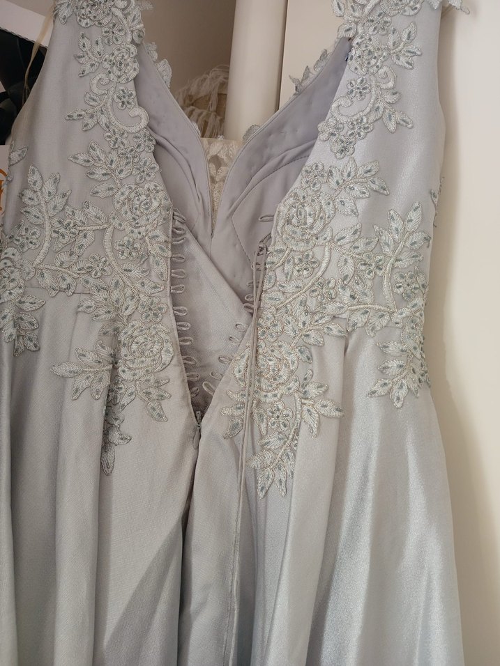Gri V Yakalı Nakışlı Uzun Abiye Elbise - Görsel 2