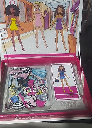 Barbie & Friends manyetik giydirme  oyunu - Görsel 3