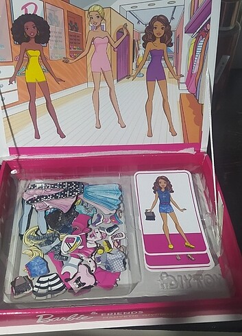 Barbie & Friends manyetik giydirme  oyunu - Görsel 4