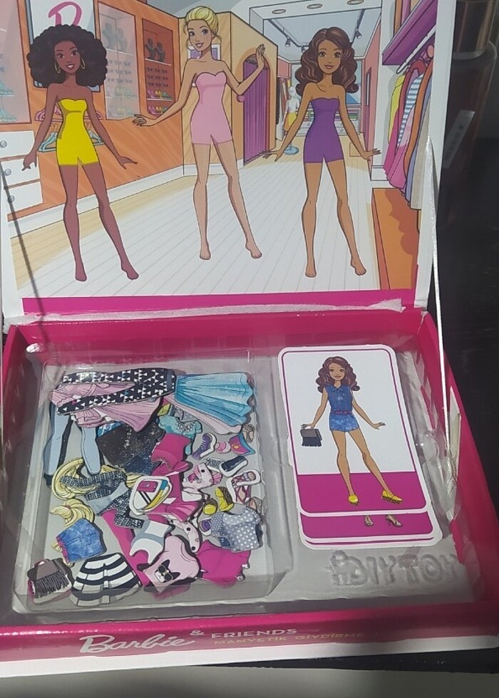 Barbie & Friends manyetik giydirme  oyunu - Görsel 3