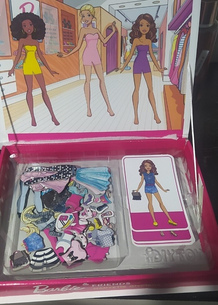Barbie & Friends manyetik giydirme  oyunu - Görsel 4