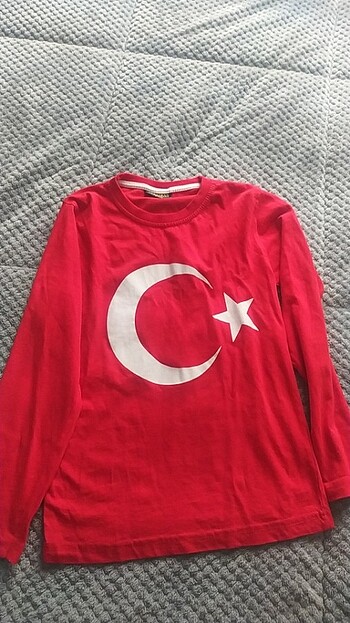 Kırmızı tişört 
