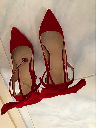 Kırmızı fiyonklu stiletto
