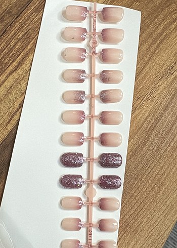 Bej Parlak Takma Tırnak Seti - Görsel 2