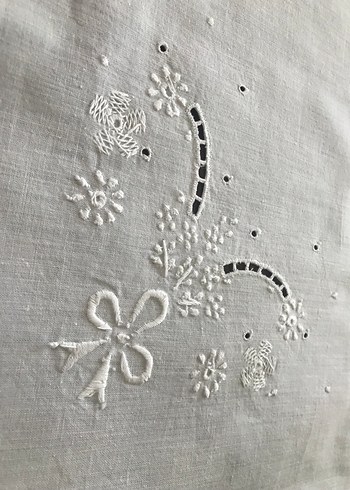 Beyaz Nakışlı Klasik Masa Örtüsü - Görsel 6