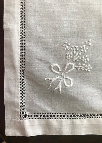 Beyaz Nakışlı Klasik Masa Örtüsü - Görsel 8