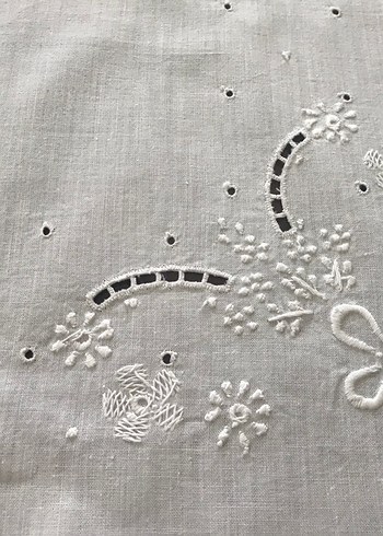 Beyaz Nakışlı Klasik Masa Örtüsü - Görsel 4