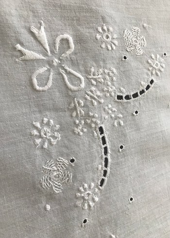 Beyaz Nakışlı Klasik Masa Örtüsü - Görsel 5