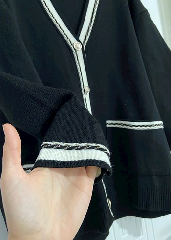 Siyah V Yaka Triko Hırka - Görsel 3