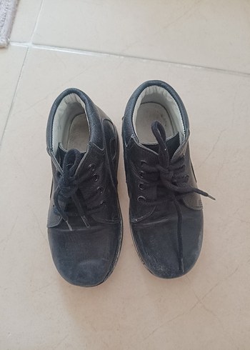 Siyah yarım erkek çocuk bot.