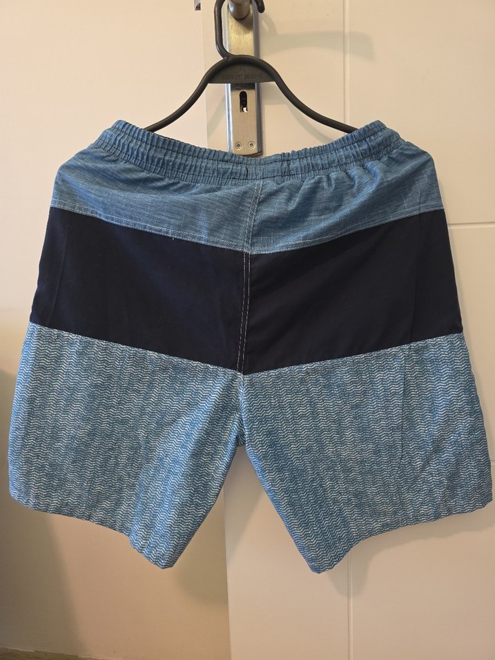 Gri ve mavi kemerli rahat erkek şort - Görsel 3