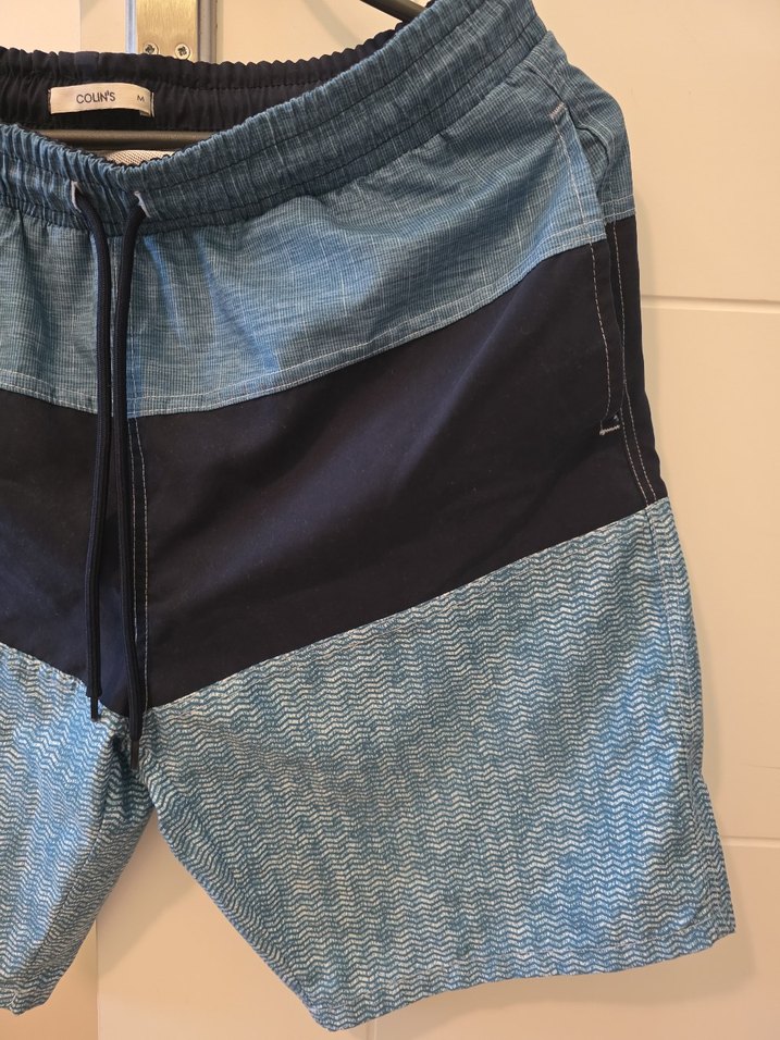Gri ve mavi kemerli rahat erkek şort - Görsel 2
