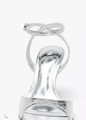 Zara Beyaz Yılan Derisi Desenli Metal Tokalı İnce Topuklu - Görsel 4