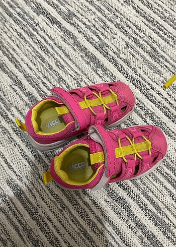 Kız Çocuk Pembe Cırtlı Sandalet