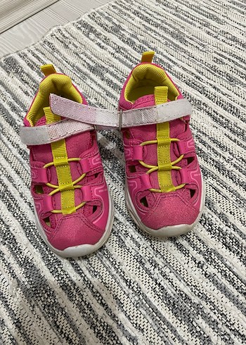 25 Beden Kız Çocuk Pembe Cırtlı Sandalet