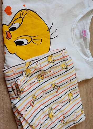 İki tane pijama takımı
