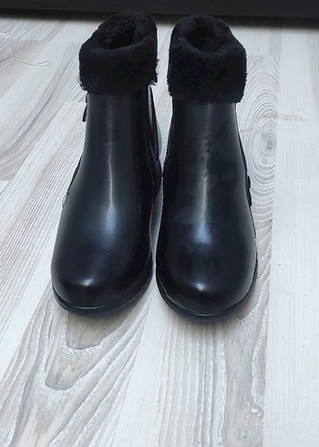 Siyah Kadın Kürklü Topuklu Bot