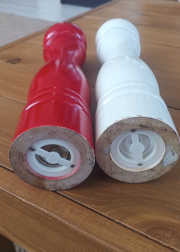 Ikea Kırmızı ve Beyaz ahşap Karabiber Değirmeni