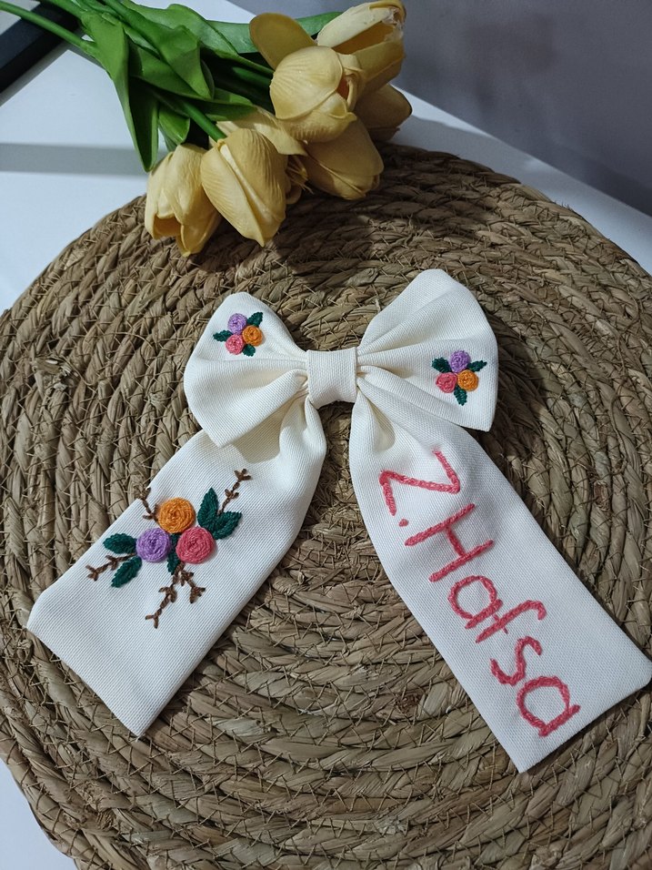 Nakışlı Beyaz Fiyonk Saç Bandı - Görsel 3