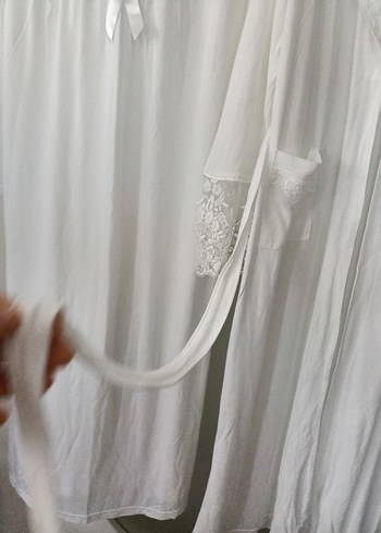 Nakış Detaylı Beyaz Uzun Kadın Sabahlık - Görsel 4