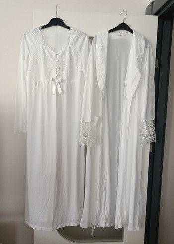 Nakış Detaylı Beyaz Uzun Kadın Sabahlık - Görsel 16