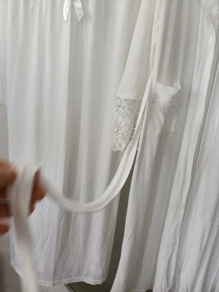 Nakış Detaylı Beyaz Uzun Kadın Sabahlık - Görsel 4