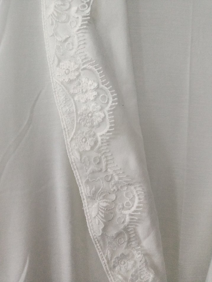 Nakış Detaylı Beyaz Uzun Kadın Sabahlık - Görsel 3