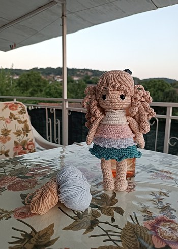 Beden Renkli Pastel Tonlarda Örgü Bebek