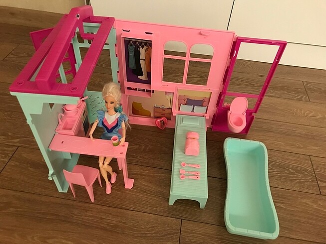 Barbinin havuzlu evi bebek dahil değil