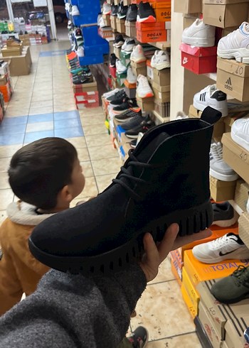 Siyah kadın Street Style Bot - Görsel 3