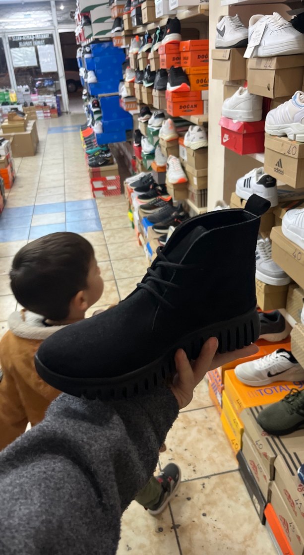 Siyah kadın Street Style Bot - Görsel 3