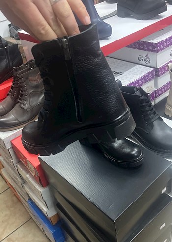 Siyah Yüksek Topuklu Kemer Detaylı Kadın Bot - Görsel 3