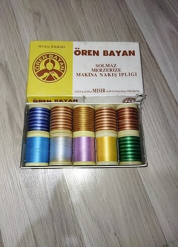 NAKIŞ İPLİKLERİ ÖREN BAYAN