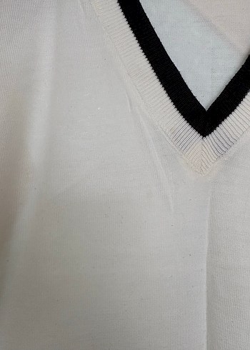 diğer Beden beyaz Renk V Yaka Siyah Şeritli Beyaz Triko Kazak