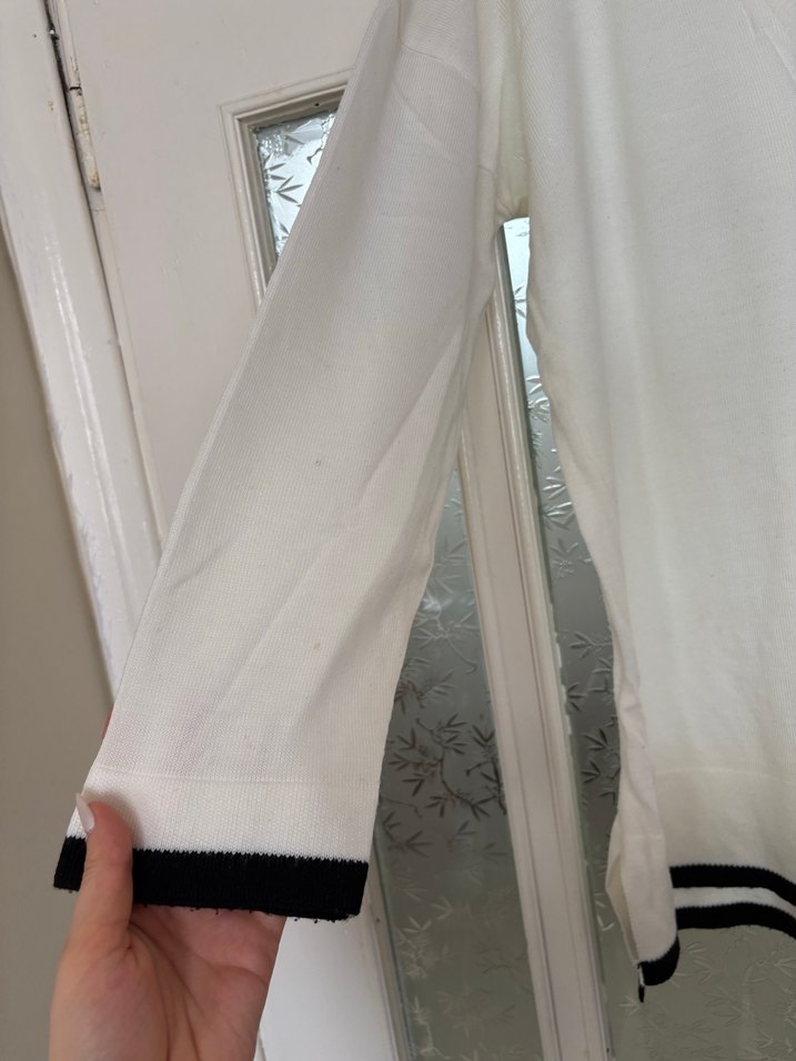 V Yaka Siyah Şeritli Beyaz Triko Kazak - Görsel 2