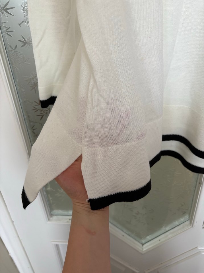 V Yaka Siyah Şeritli Beyaz Triko Kazak - Görsel 4