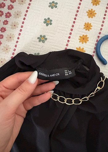 l Beden Zincir Detaylı Siyah Bluzu