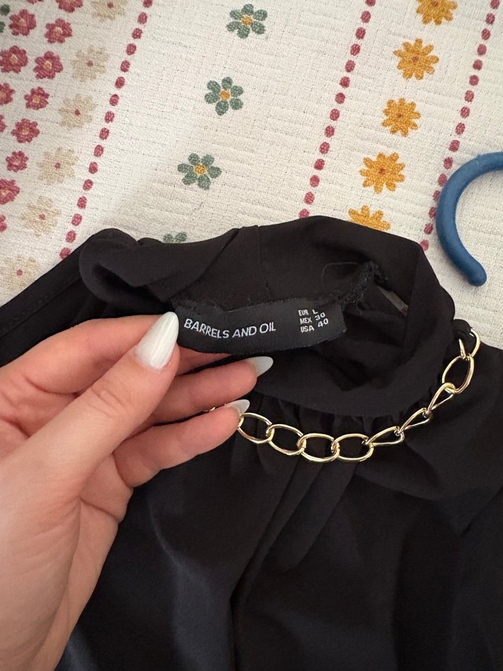 Zincir Detaylı Siyah Bluzu - Görsel 4