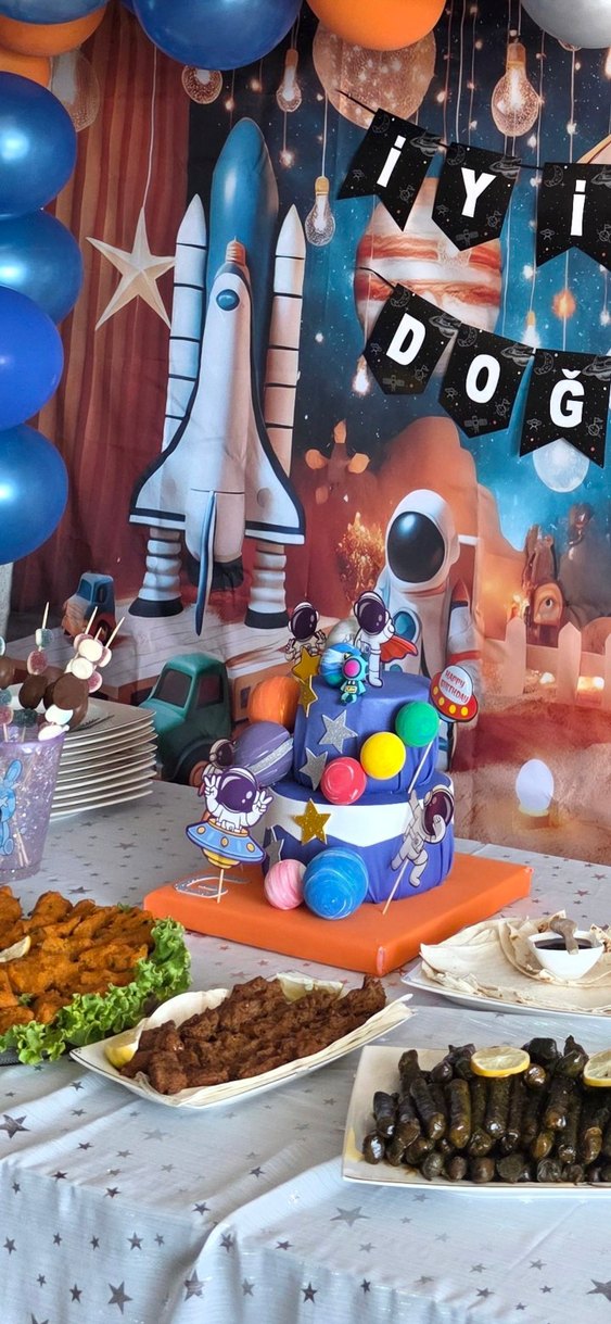 Renkli Uzay Temalı Figürlü maket Pasta - Görsel 2